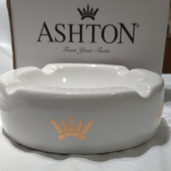 White and Gold Ceramic ASHTON CIGAR Ashtray.. Amazing And New!!! - Picture 2 of 10